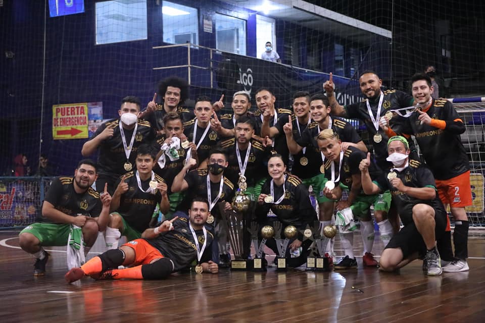 El equipo de Tellioz festeja del título de campeón de futsal junto a la entrenadora María Fernanda Rossell. (Foto Liga de Futsal).