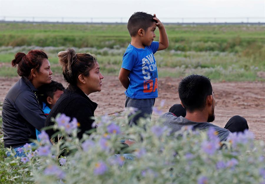 EE. UU. anuló una norma de 2018 del Gobierno del expresidente Donald Trump que generaba "un efecto disuasorio" para muchos padres y tutores indocumentados, quienes temían ir a recoger a sus familiares por miedo a ser deportados. (Foto Prensa Libre: EFE)