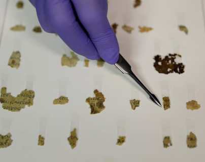 Israel muestra nuevos fragmentos de un pergamino bíblico de 2 mil años de antigüedad