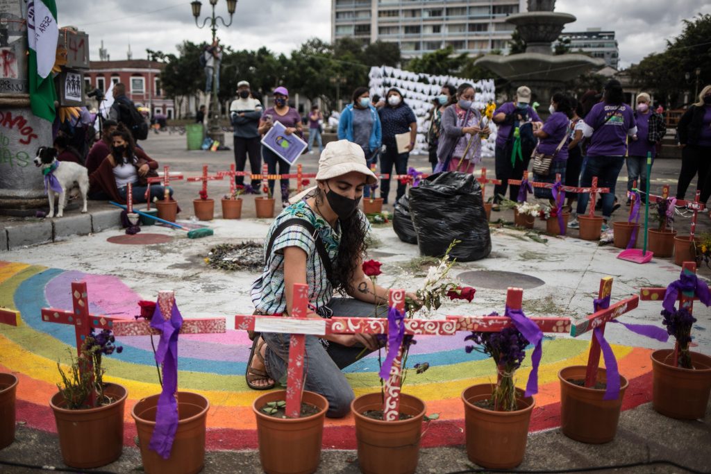 Mujeres recuerdan la quema del Hogar Seguro Virgen de la Asunción donde 41 niñas murieron el 8 de marzo de 2017, durante una marcha conmemorativa por el Día de la Mujer que finalizó frente al Palacio Nacional de la Cultura. (Foto Prensa Libre: EFE)