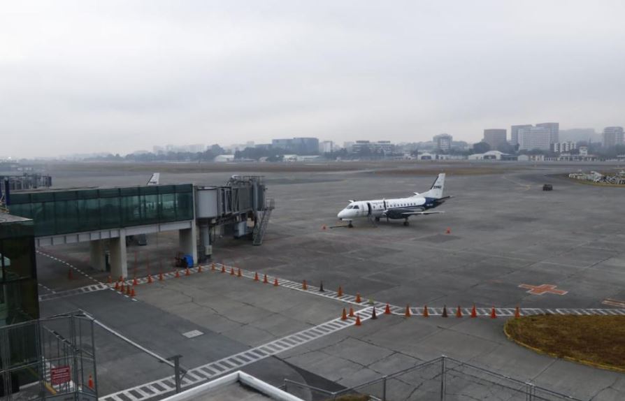El Aeropuerto Internacional La Aurora reanudó operaciones este 24 de marzo de 2021 a las 7 horas, luego del cierre de 24 horas por la erupción del volcán Pacaya. (Foto Prensa Libre: DGAC)
