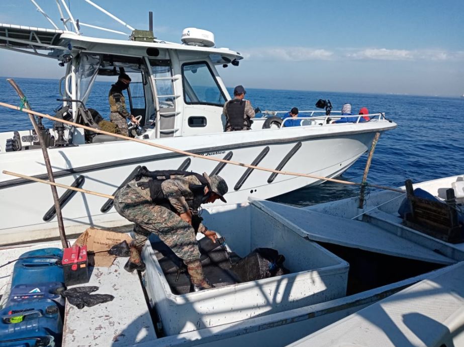Integrantes de la Marina de la Defensa Nacional de Guatemala inspeccionan la lancha pesquera Princesa, interceptada en aguas de Puerto San Jos??, Escuintla, por transportar il??citos. (Foto Prensa Libre: Ej??rcito de Guatemala)