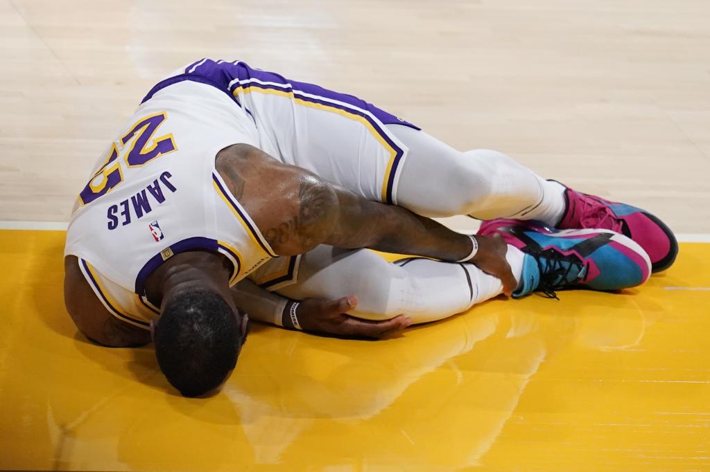 LeBron James sufre una lesión y abandona el partido con 10 puntos. (Foto redes).