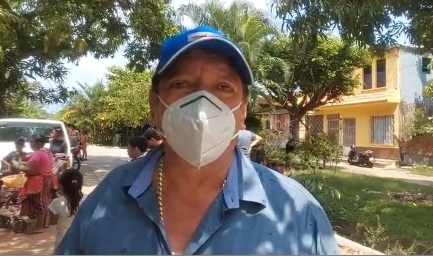 El diputado Luis Galindo en una de las entregas de alimentos en Retalhuleu, según pudo documentar el medio local Canal Noti Retalteco. (Foto Prensa Libre: captura de pantalla)