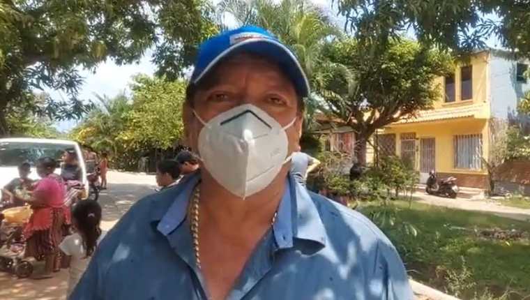 El diputado Luis Galindo en una de las entregas de alimentos en Retalhuleu, según pudo documentar el medio local Canal Noti Retalteco. (Foto Prensa Libre: captura de pantalla)