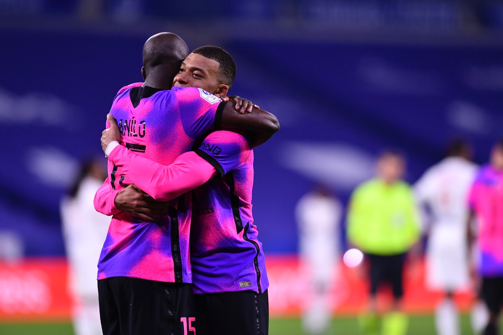 Mbappé festeja uno de los goles del triunfo del París SG frente al Lyon. (Foto Prensa Libre: PSG).