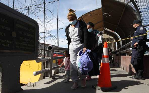 Decenas de migrantes centroamericanos son expulsados de Estados Unidos por el puente internacional Paso del Norte-Santa Fe, desde El Paso, Texas, Estados Unidos a Ciudad Juárez, estado de Chihuahua, México, (Foto Prensa Libre: AFP)