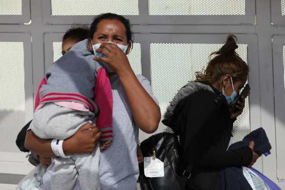 Decenas de migrantes centroamericanos son expulsados de Estados Unidos por el puente internacional Paso del Norte-Santa Fe, desde El Paso, Texas, Estados Unidos a Ciudad Juárez, estado de Chihuahua, México, (Foto Prensa Libre: AFP)