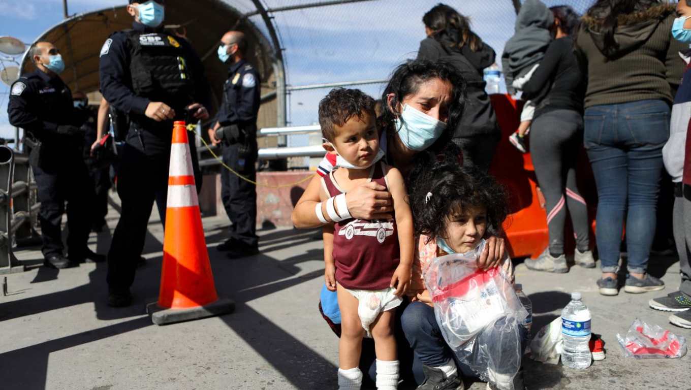 Migrantes centroamericanos siguen siendo expulsados de EE. UU., incluso familias. Las únicas personas que son admitidas eran las que llevan tiempo de estar en México bajo el Programa Quédate en México. (Foto Prensa Libre: AFP)