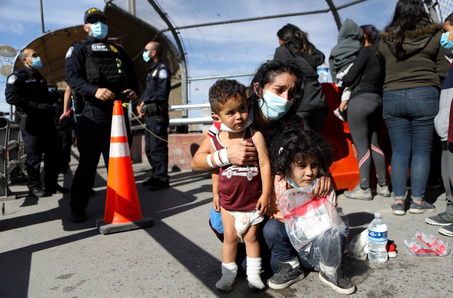 Migrantes centroamericanos siguen siendo expulsados de EE. UU., incluso familias. Las únicas personas que son admitidas eran las que llevan tiempo de estar en México bajo el Programa Quédate en México. (Foto Prensa Libre: AFP)