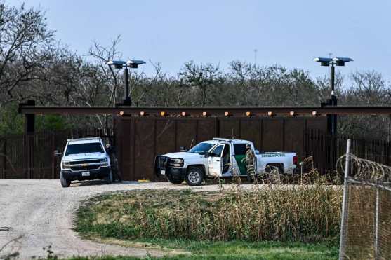 Patrulla de la Policía Fronteriza de Estados Unidos en la orilla del Río Grande cerca del Puente Internacional Gateway, entre las ciudades de Brownsville, Texas, y Matamoros, Tamaulipas. (Foto Prensa Libre: AFP)
