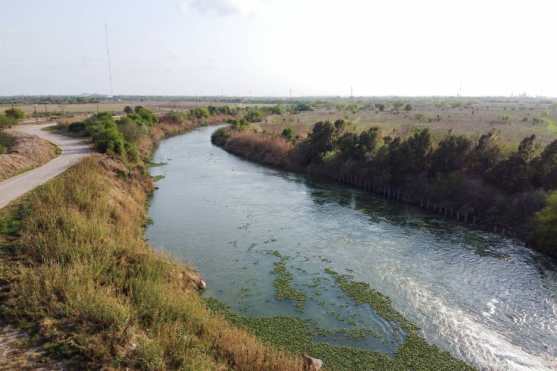 En esta foto aérea, se muestra el río Grande dividiendo las ciudades de Brownsville, Texas y Matamoros, Tamaulipas, México. (Foto Prensa Libre: AFP)
