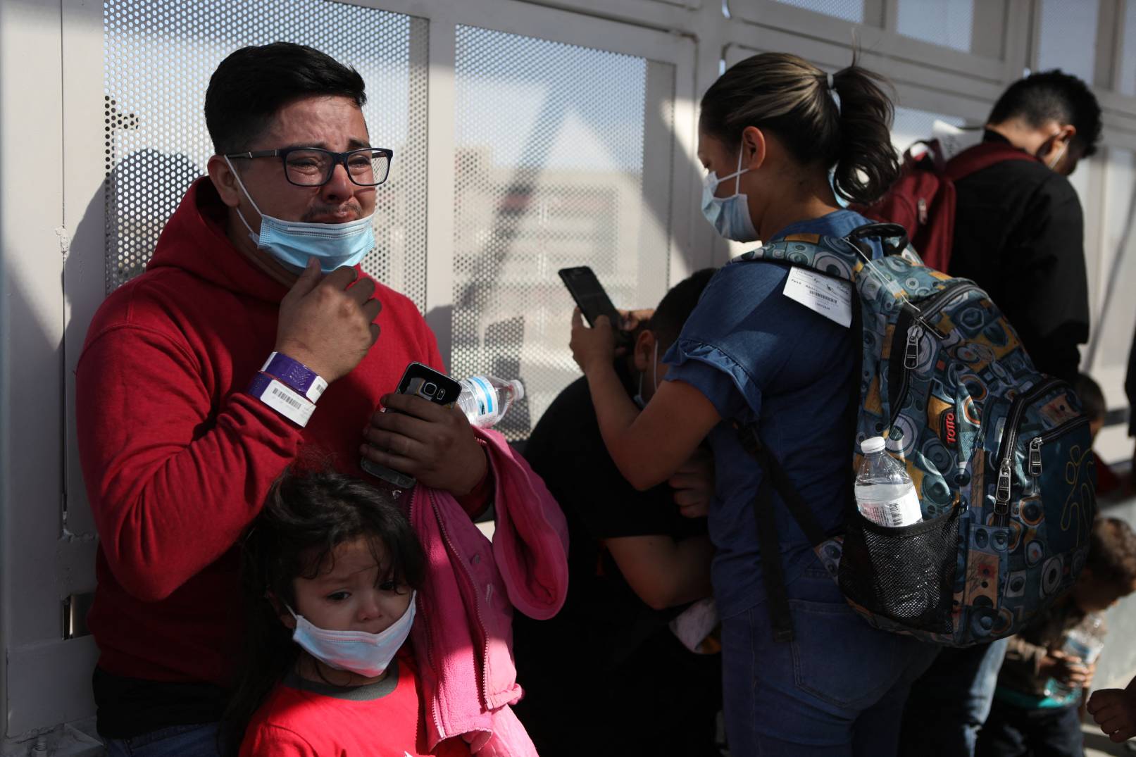 Decenas de migrantes centroamericanos son expulsados de Estados Unidos por el puente internacional Paso del Norte-Santa Fe, desde El Paso, Texas, Estados Unidos a Ciudad Juárez, estado de Chihuahua, México. (Foto Prensa Libre: AFP)