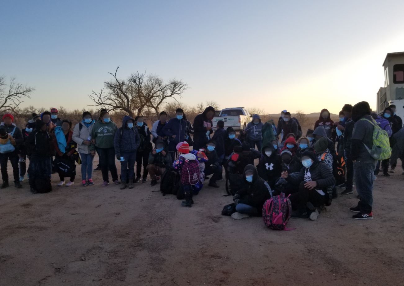 Uno de los grupos de migrantes, la mayoría de guatemaltecos, que cruzó la frontera con Estados Unidos en Arizona, y luego se entregó a las autoridades migratorias. (Foto Prensa Libre: @USBPChiefTCA)