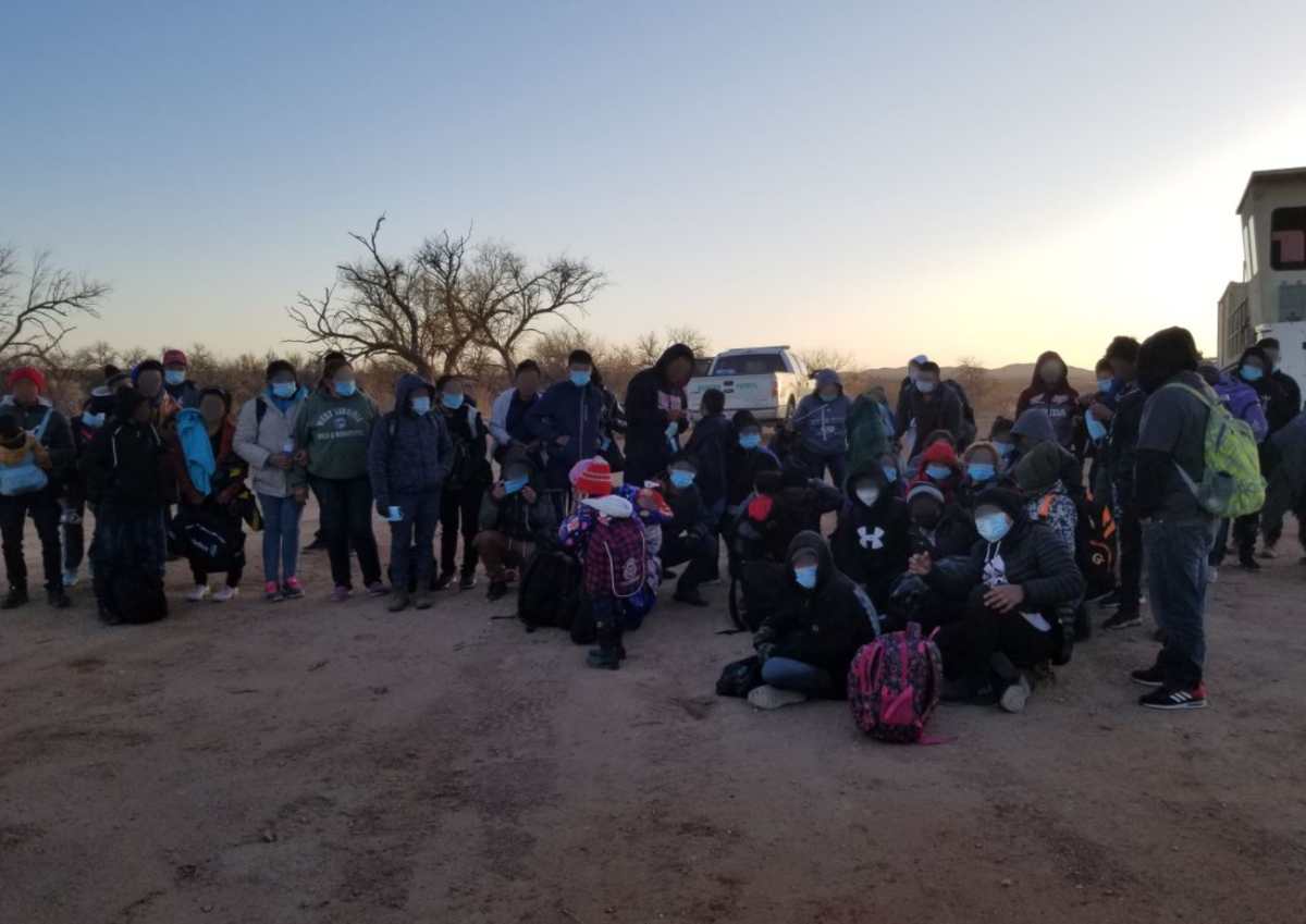 Más de 130 migrantes, la mayoría guatemaltecos y menores no acompañados, se entregan a la Patrulla Fronteriza en Arizona
