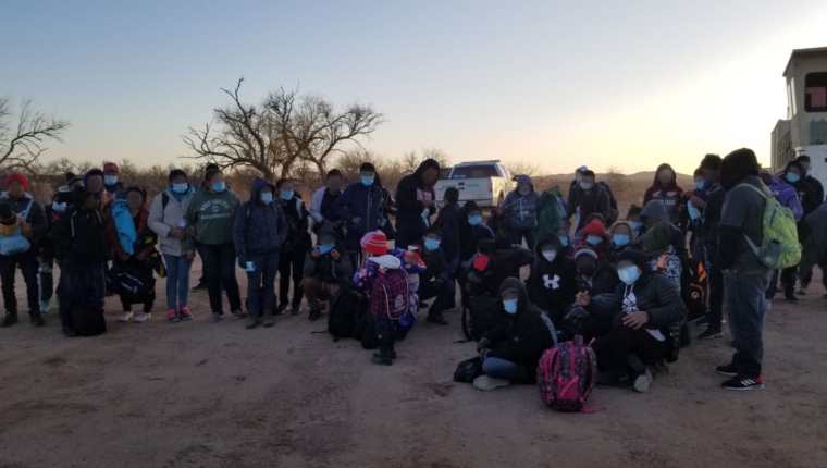 Uno de los grupos de migrantes, la mayoría de guatemaltecos, que cruzó la frontera con Estados Unidos en Arizona, y luego se entregó a las autoridades migratorias. (Foto Prensa Libre: @USBPChiefTCA)