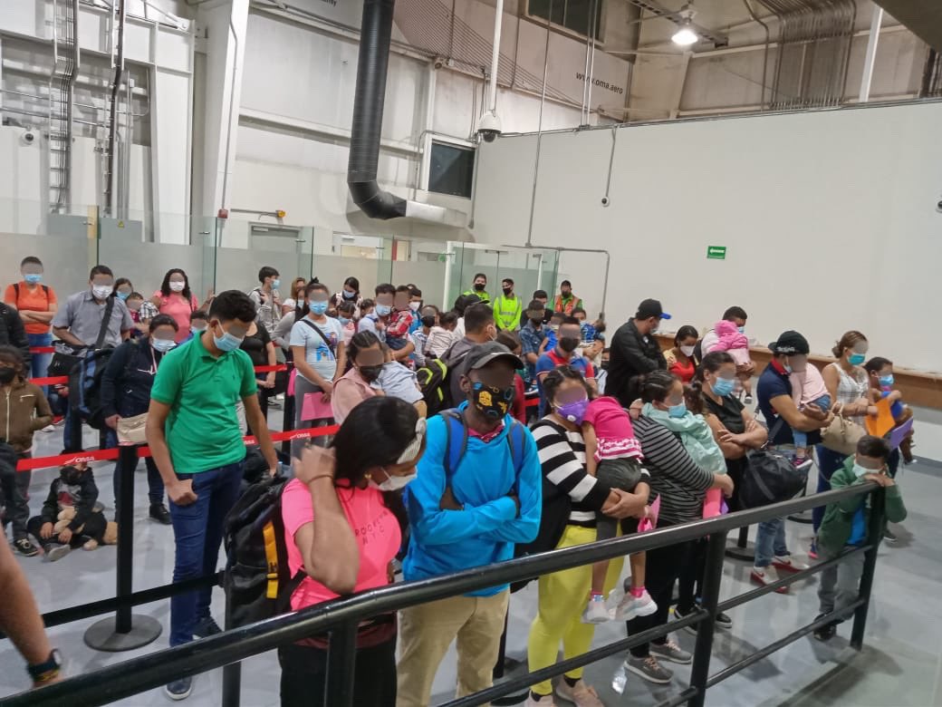 Un total de 14 guatemaltecos fueron detenidos por las autoridades mexicanas junto a otros 81 centroamericanos y cubanos que intentaban viajar a Estados Unidos de manera ilegal. (Foto Prensa Libre: @INAMI_mx)
