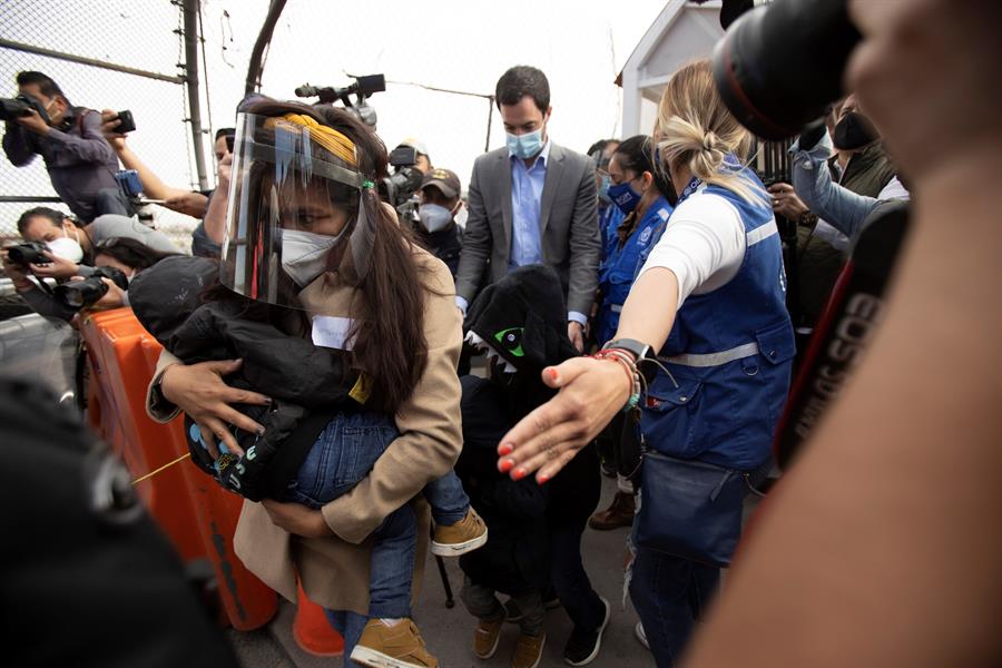 Un total de 149 migrantes de origen centroamericano fueron deportados el viernes 19 de marzo por Estados Unidos a través del puente internacional Paso del Norte-Santa Fe, en la mexicana Ciudad Juárez, en el estado de Chihuahua. (Foto Prensa Libre: EFE)