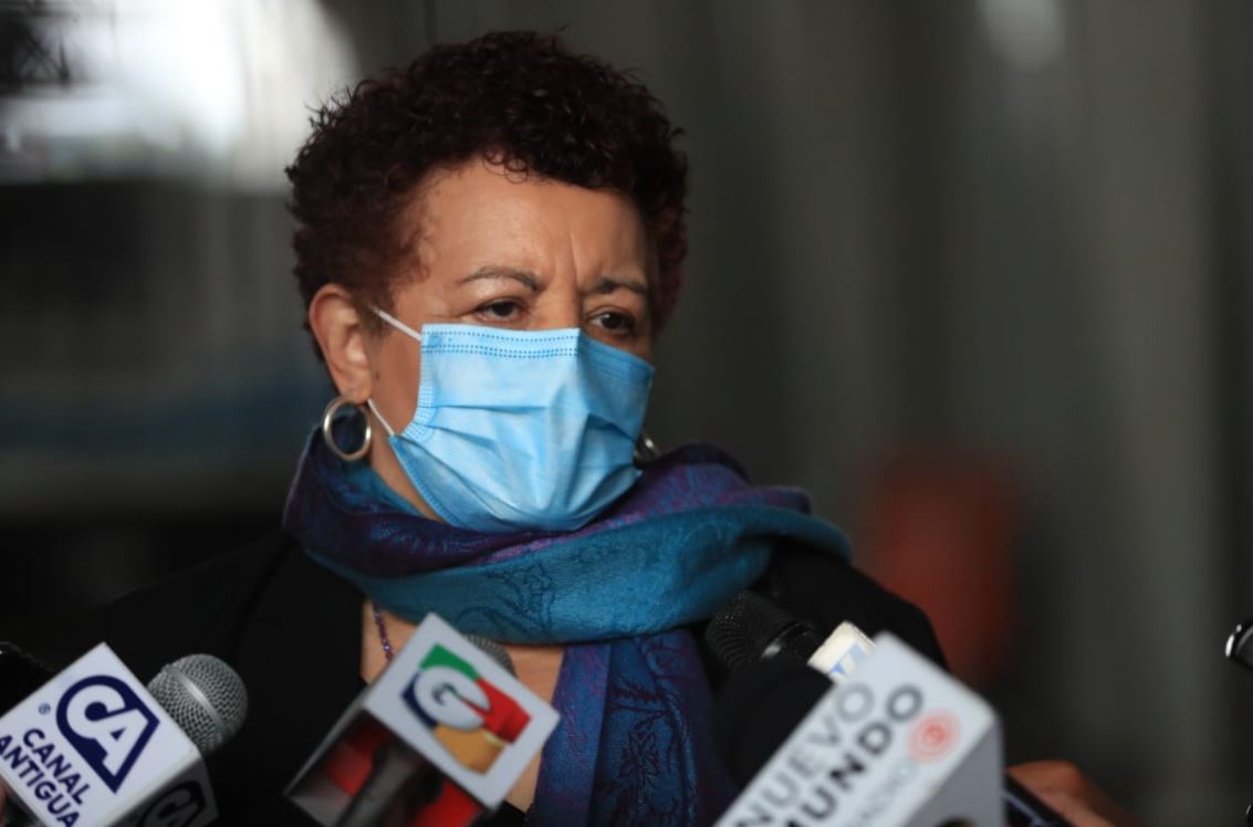 Ministra de Salud, Amelia Flores, ofrece declaraciones a periodistas afuera del Hospital Temporal Parque de la Industria. (Foto Prensa Libre: Byron García)