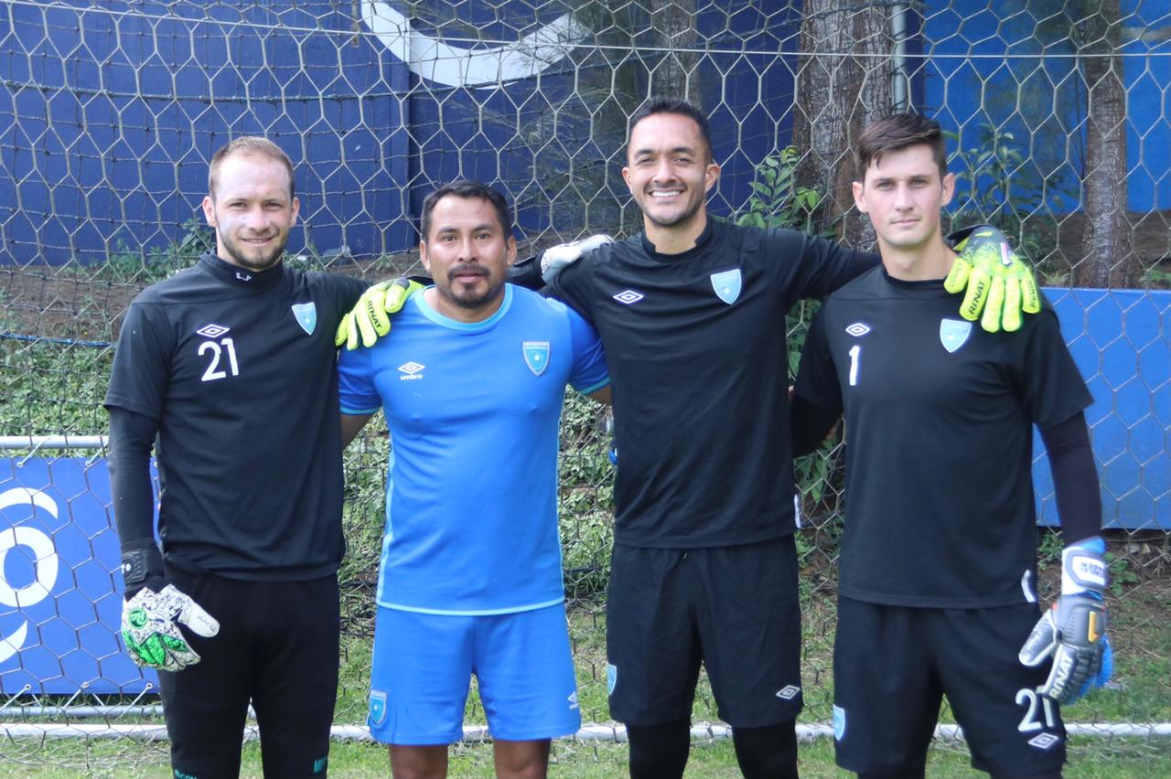 Kevin Moscoso, Nicholas Hagen y Ricardo Jerez, junto al entrenador de porteros Benjamín Pérez (de celeste). (Foto Prensa Libre: Fedefut)
