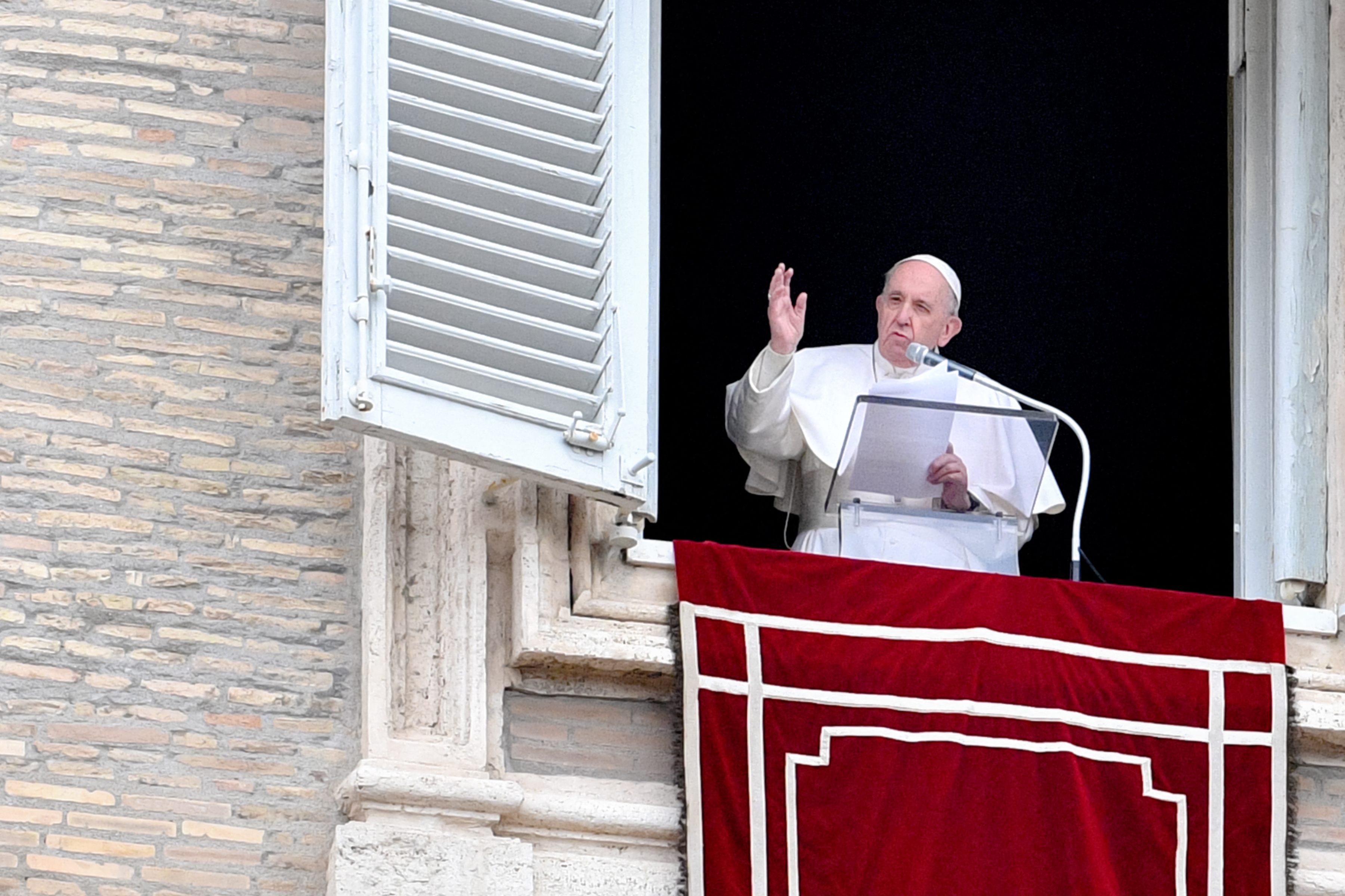 El Vaticano aclaró que para la doctrina de la iglesia católica, los sacerdotes no pueden bendecir uniones entre personas del mismo sexo. (Foto Prensa Libre: AFP)