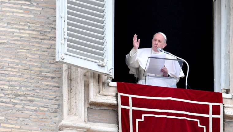 El Vaticano aclaró que para la doctrina de la iglesia católica, los sacerdotes no pueden bendecir uniones entre personas del mismo sexo. (Foto Prensa Libre: AFP)
