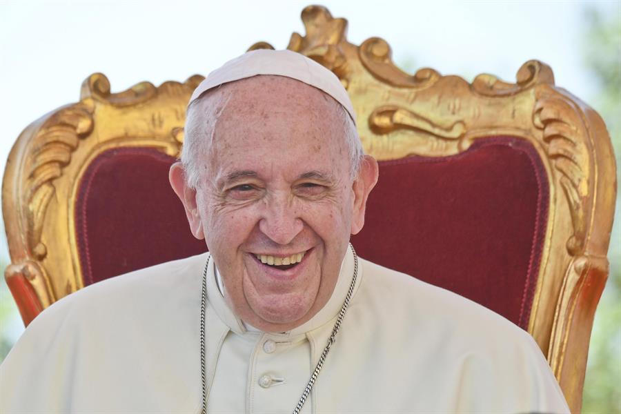 El papa conmemoró la muerte del poeta italiano Dante Alighieri. (Foto Prensa Libre: EFE)