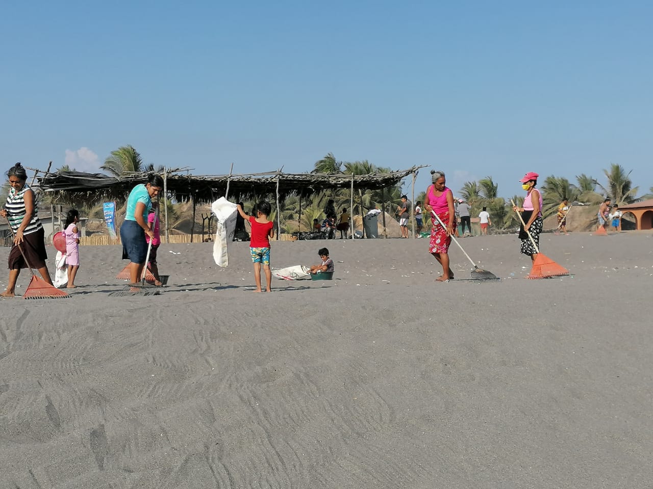 Comerciantes se preparan para recibir visitantes en la medida que lo permite el semáforo epidemiológico. (Foto: Marvin Túnchez)