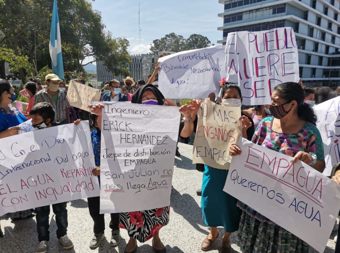 Vecinos de varias comunidades de las zonas 6 y 18 de la capital manifestaron frente a la Municipalidad de Guatemala, para exigir agua entubada. (Foto Prensa Libre: María José Bonilla)