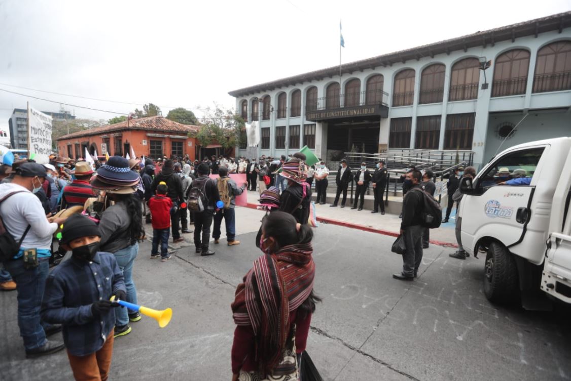 Integrantes de organizaciones indígenas protestan frente a la Corte de Constitucionalidad. (Foto Prensa Libre: Érick Ávila)