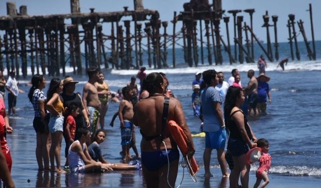 Miles de guatemaltecos visitan la playa de Puerto San José, Escuintla, durante Semana Santa. (Foto Prensa Libre)
