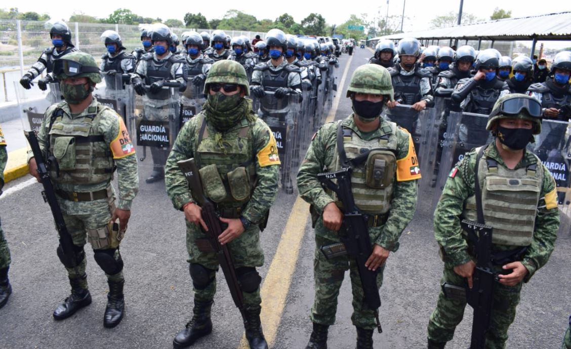 Ejército de México y la Guardia Nacional de ese país en el puente internacional frontera entre Chiapas, México y Tecún Umán, San Marcos. (Foto Prensa Libre: Ejército de Guatemala)