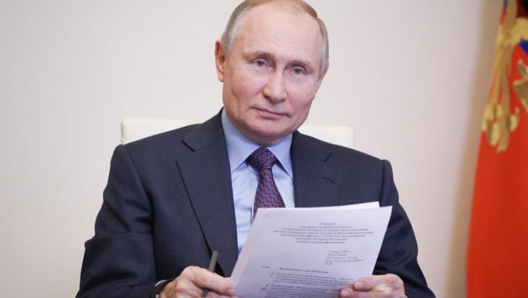 El presidente ruso, Vladimir Putin, fue vacunado contra el coronavirus el 23 de marzo. (Foto Prensa Libre: EFE)