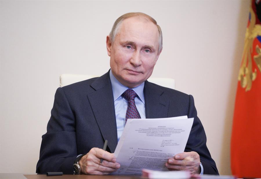 El presidente ruso, Vladimir Putin, fue vacunado contra el coronavirus el 23 de marzo. (Foto Prensa Libre: EFE)