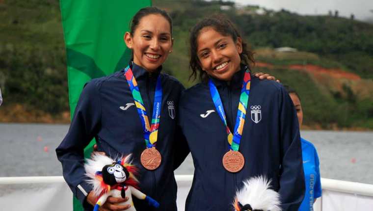 Yulissa López y Jennieffer Zúñiga fueron quienes lograron el segundo boleto disponible en la prueba de doble par peso ligero. (Foto COG).