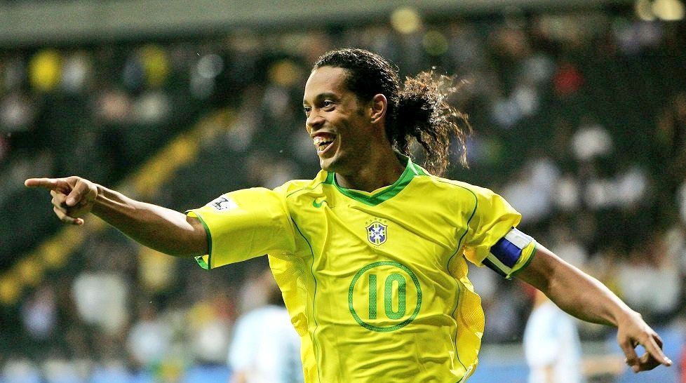 Ronaldinho cumplió 41 años y las redes sociales recordaron sus grandes éxitos con la Selección y con los equipos donde jugó. (Foto Redes).