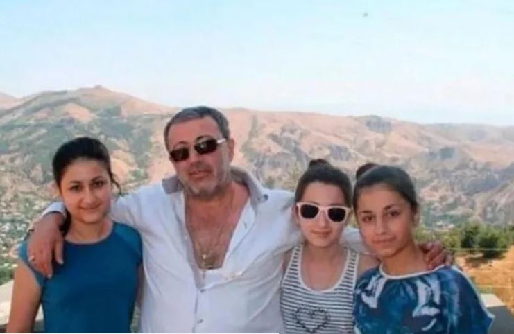 Las hermanas María, de 17 años; Angelina, 18 y Krestina Khachaturyan, 19 años, admitieron haber matado a su padre después de que éste las sometiera a años de abusos físicos, mentales y sexuales. (Foto Prensa Libre: Twitter)