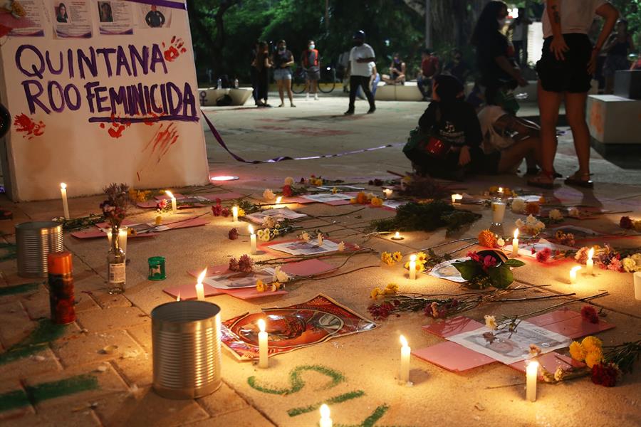 Detalle de una ofrenda por la muerte de la migrante salvadoreña Victoria Esperanza Salazar ocurrido en Tulum, estado de Quintana Roo, México. (Foto Prensa Libre: EFE)