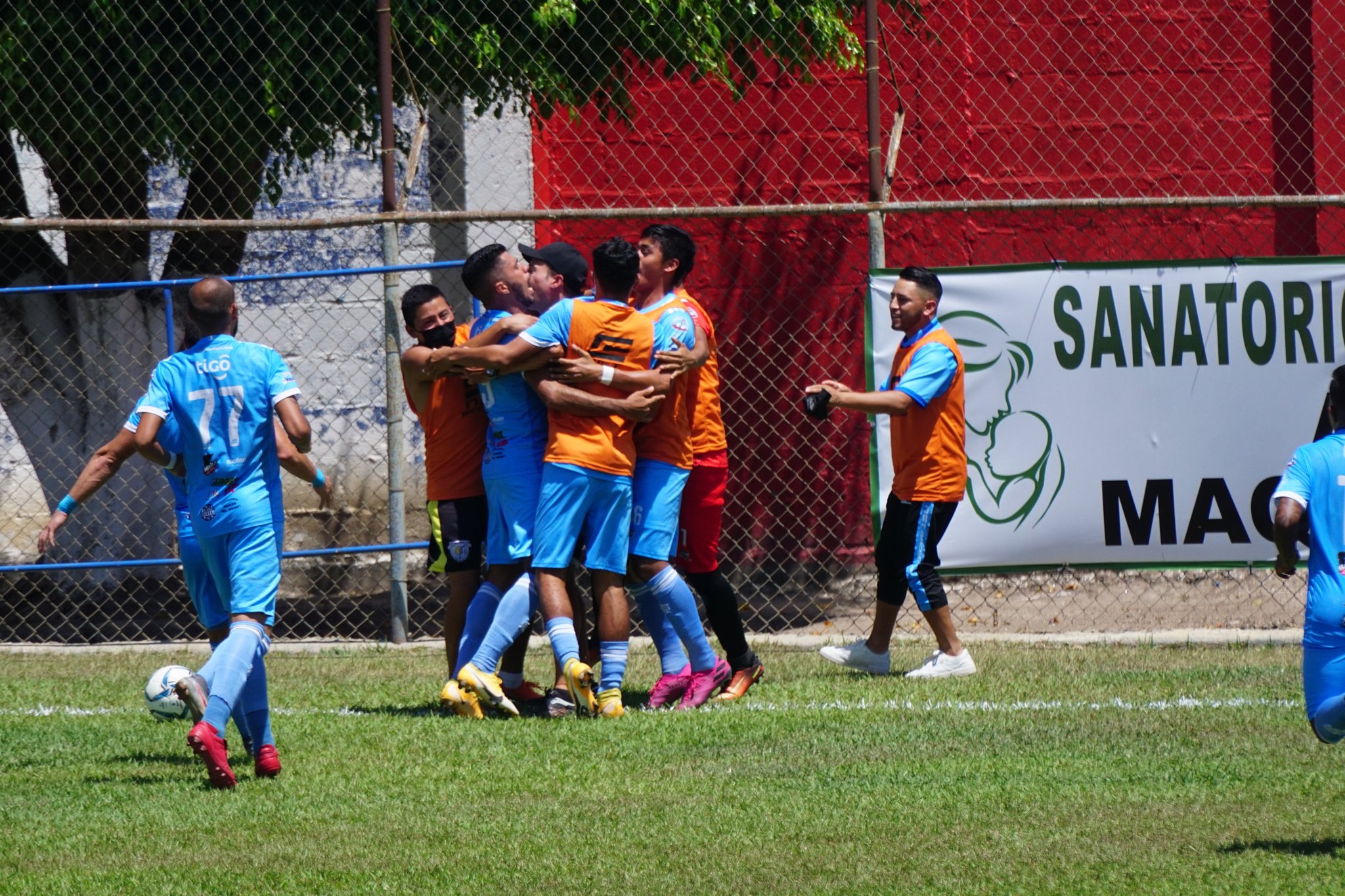 Los jugadores de Sanarate celebran uno de los goles en al victoria contra Guastatoya. (Foto AndresNadf).