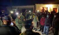 Momento en que son liberados los soldados mexicanos y entregados a su país en la frontera con Guatemala. Los seis integrantes del Ejército mexicano son señalados de matar a un guatemalteco en un retén en Chiapas. (Foto Prensa Libre: Ejército de Guatemala)