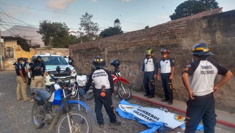 Bomberos fueron llamados para dar atención a Solórzano, pero ya había fallecido. (Foto: Hemeroteca PL)