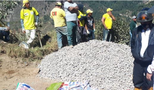 Socorristas y autoridades observan los cuerpos de las víctimas. (Foto Prensa Libre: Raúl Barreno)