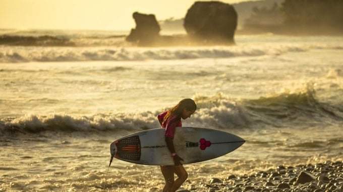 La surfista salvadoreña Katherine Díaz, falleció tras ser impactada por un rayo. (Foto Redes).