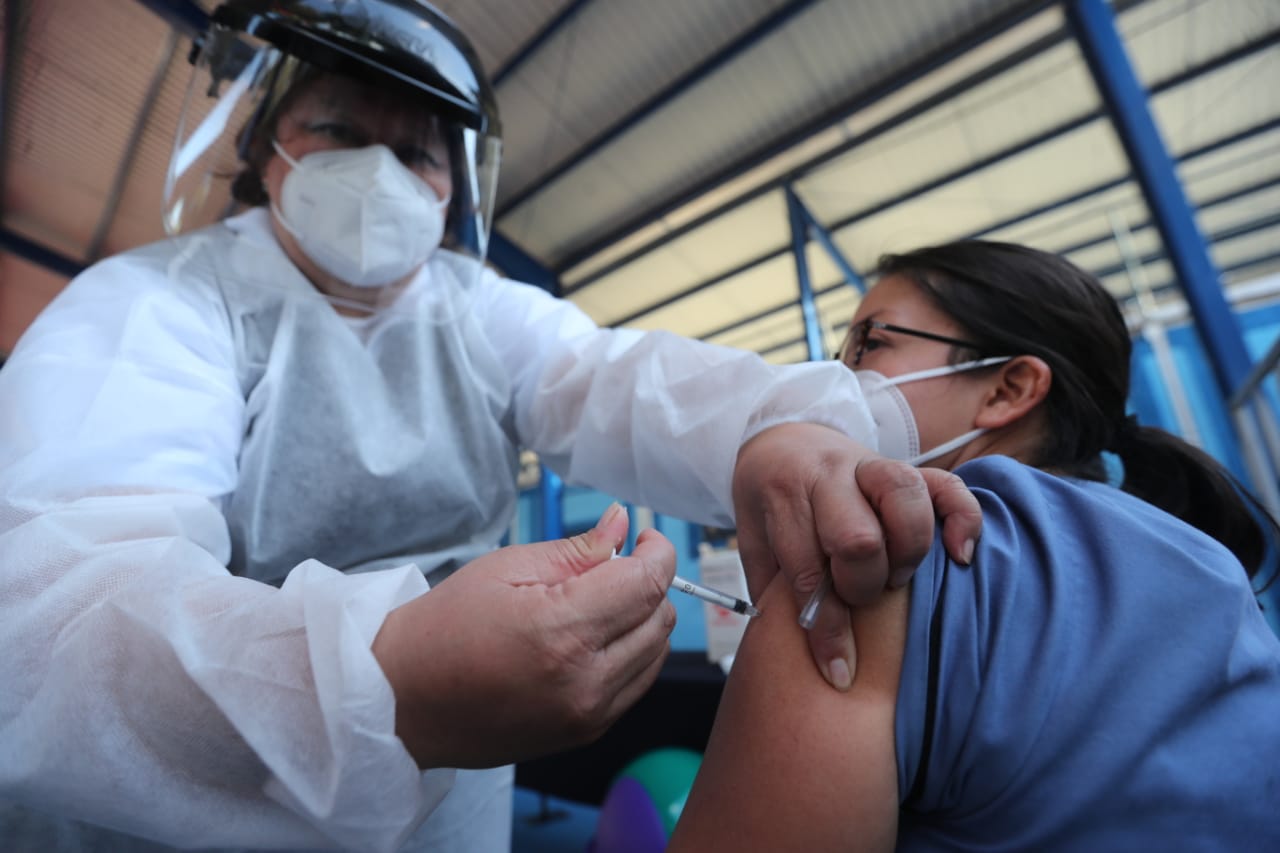 En Guatemala se está administrando la vacuna de AstraZeneca contra el coronavirus. (Foto Prensa Libre: Hemeroteca)