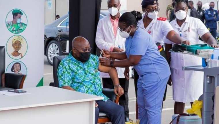 El presidente de Ghana Nana Akufo-Addo se convirtió en la primera persona del mundo en recibir una inyección de la vacuna contra el covid-19 financiada por Covax. (Foto Prensa Libre: Tomada de Twitter)