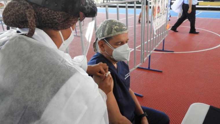 La vacunación en Guatemala avanza a paso lento, criticaron empresarios. (Foto Prensa Libre: Hemeroteca)