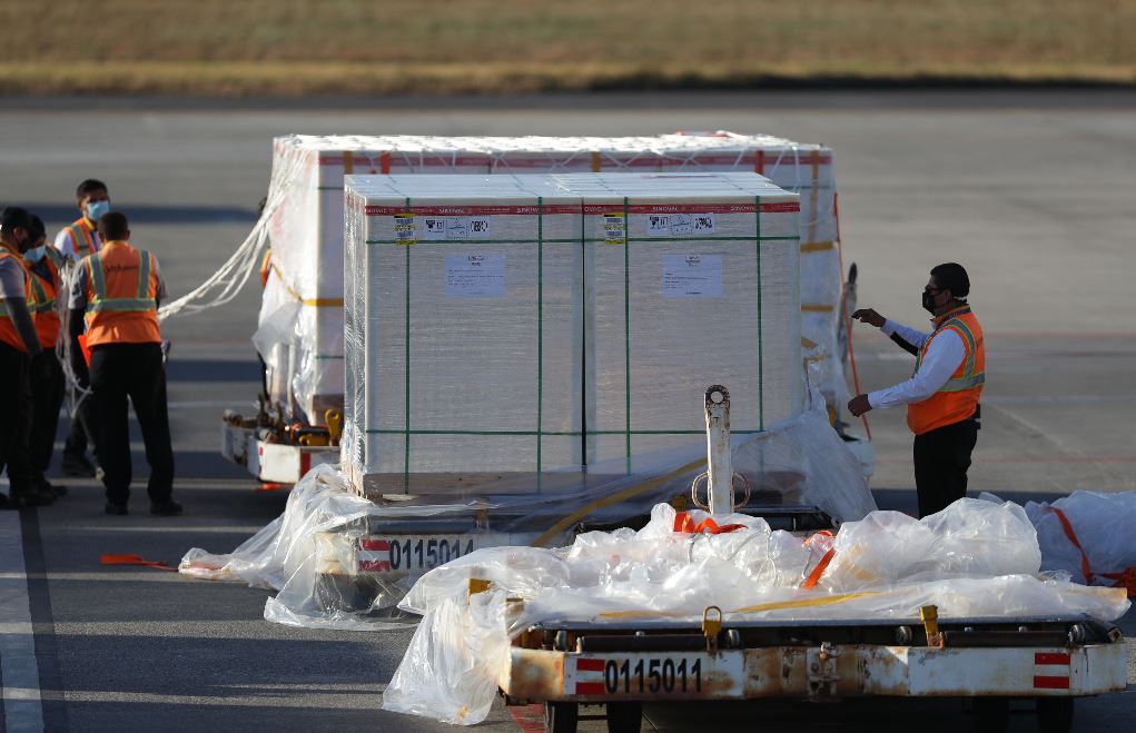 El 30 de marzo arrancará el proceso de inmunización de profesores en El Salvador. La meta es vacunar un promedio de 8 mil docentes por día. (Foto Prensa Libre: EFE)
