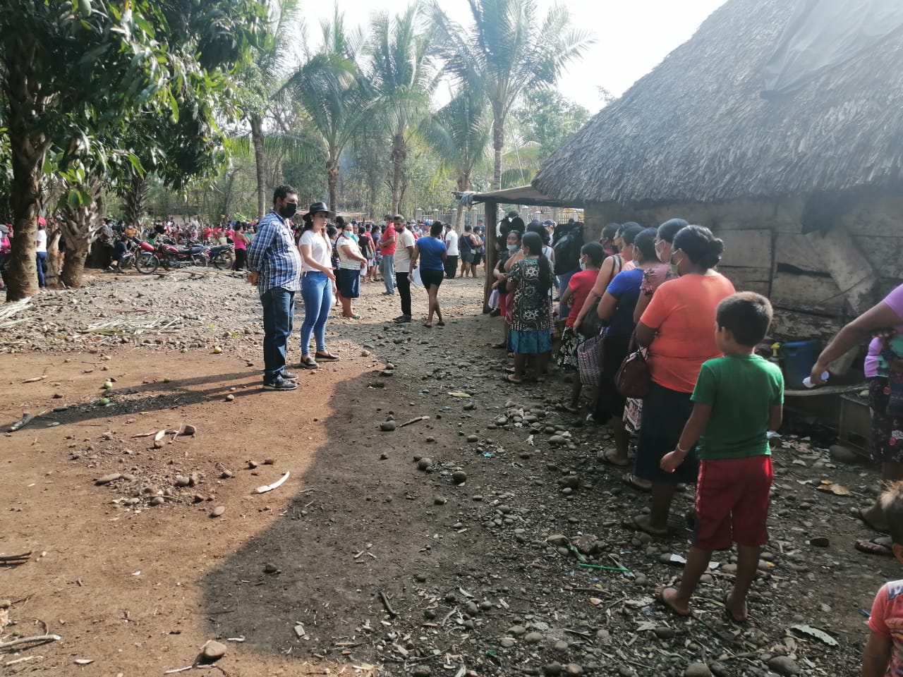 Vecinos de aldeas de Retalhuleu se preparan para recibir las bolsas de alimentos, coordinados por personal sin ninguna identificación del Maga, pero señalados de ser familiares y trabajadores del diputado Luis Galindo, de Valor. (Foto Prensa Libre: Cortesía)