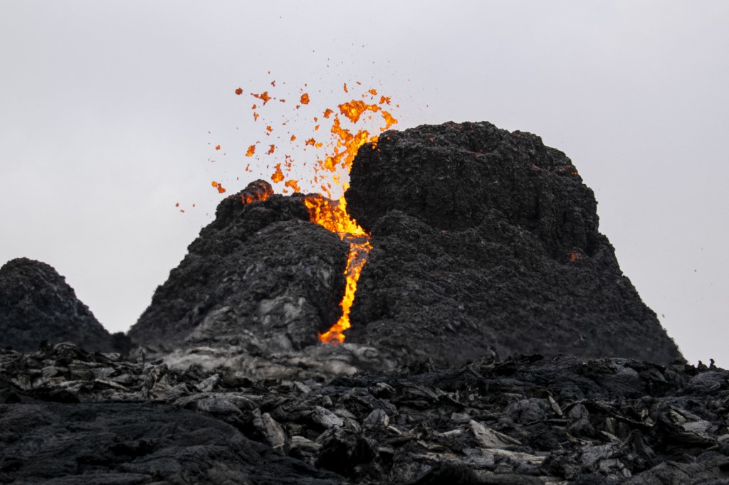 Flujos de lava del volcán Fagradalsfjall en erupción, a unos 40 km al oeste de la capital islandesa, Reykjavik. (Foto Prensa Libre: AFP)