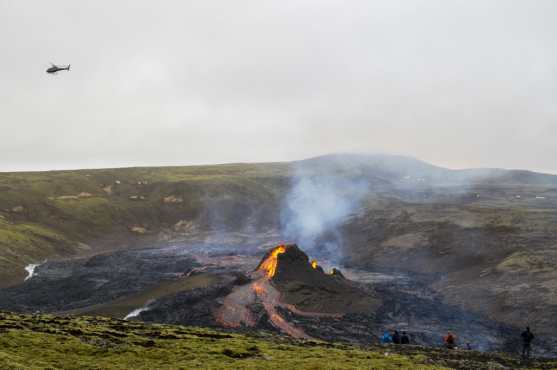 Flujos de lava del volcán Fagradalsfjall en erupción, a unos 40 km al oeste de la capital islandesa, Reykjavik. (Foto Prensa Libre: AFP)
